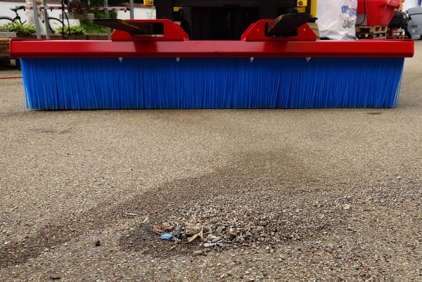 Kehrbild eines HILLTIP SweepAway benutzt mit einem Gabelstapler